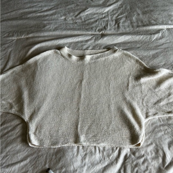 Old Navy Cream, Neutral Women's 3/4 Sleeve Oversized Cropped Crew Neck Sweater - Picture 3 of 5